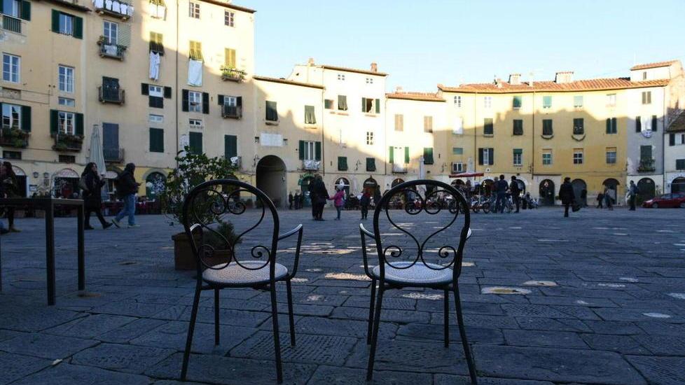 «Stop al pagamento di utenze e tributi» Parte la raccolta di firme nei negozi