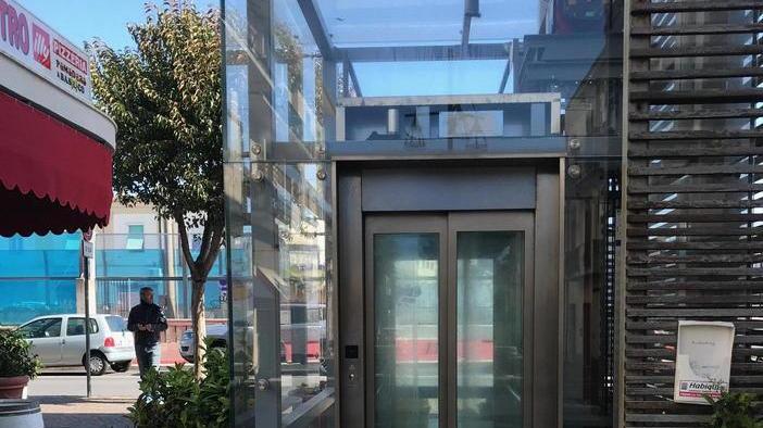 Rosignano Solvay, guasto da una settimana l’ascensore lungo l’Aurelia