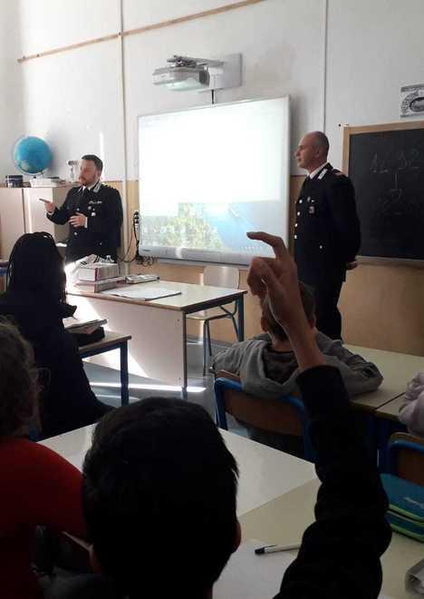 Gli alunni delle medie incontrano i carabinieri