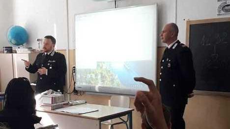 Gli alunni delle medie incontrano i carabinieri