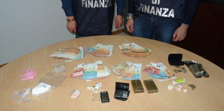 Vendono cocaina nel parco, tre arresti