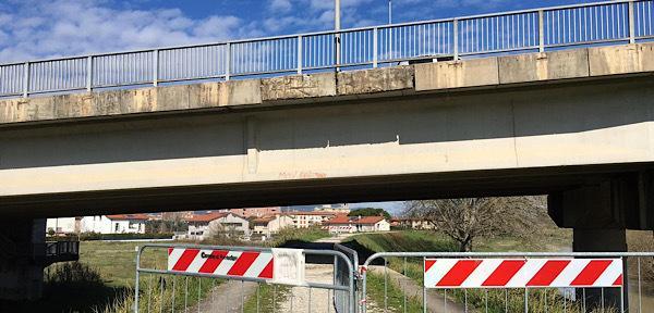 Cadono calcinacci dal cavalcavia, transenne sull’argine 