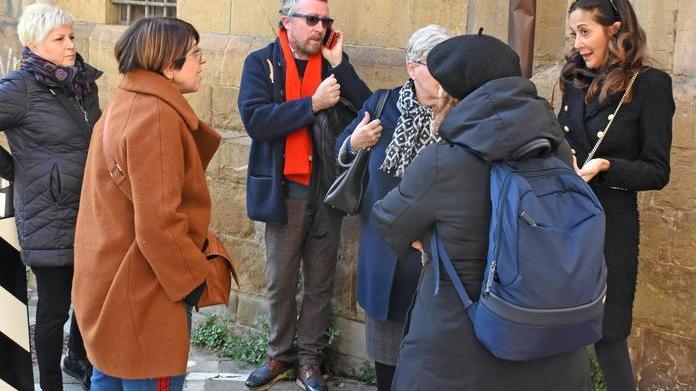 Ore di attesa dietro al museo Quando arrivano i consiglieri?