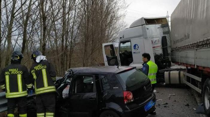 Scontro fra tir e auto Il ventenne sarà dimesso