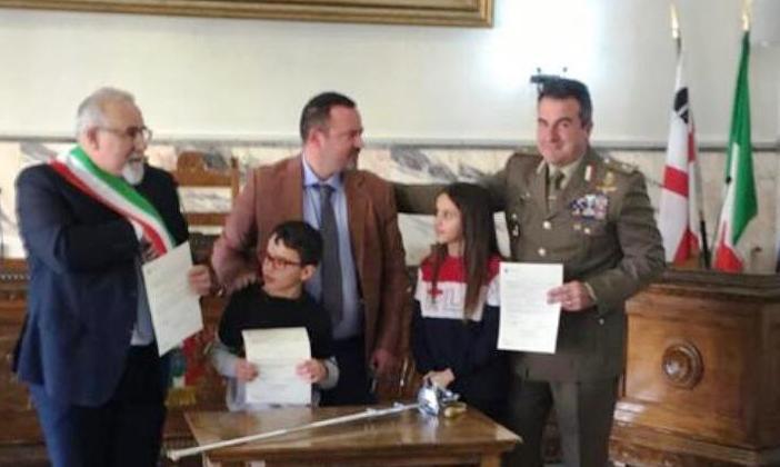 L’eroe di Nassiriya dona il suo spadino