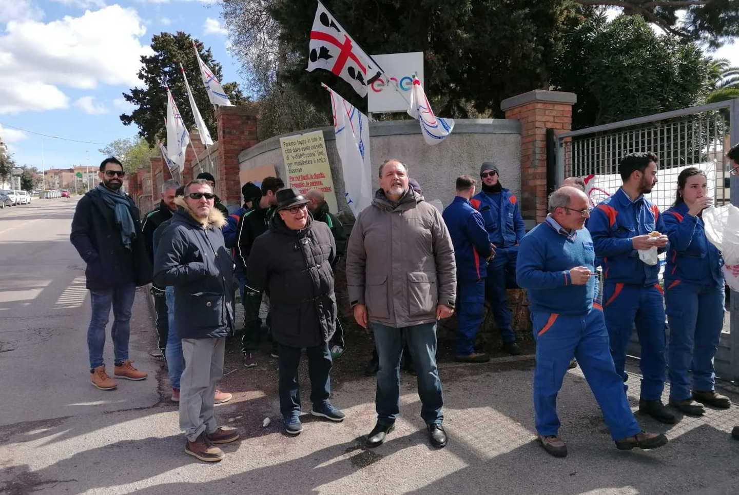 La protesta dei lavoratori: «Vogliamo riavere una vita normale»