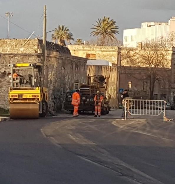 Strada chiusa per il nuovo asfalto
