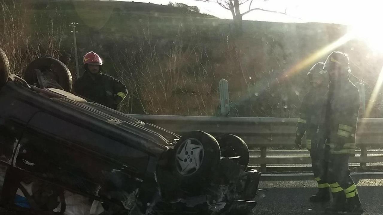 Auto si ribalta sulla 131, ferito 23enne