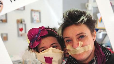 Quelle «mascherine del buon umore» indossate dai commercianti di Castelvetro