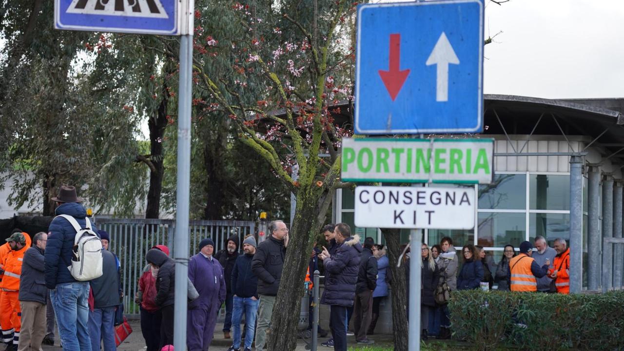 Il personale fuori dall'azienda (Foto Franco Silvi)