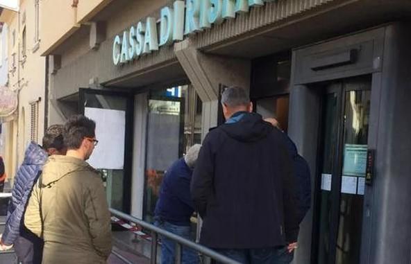 Persone in fila a un bancomat
