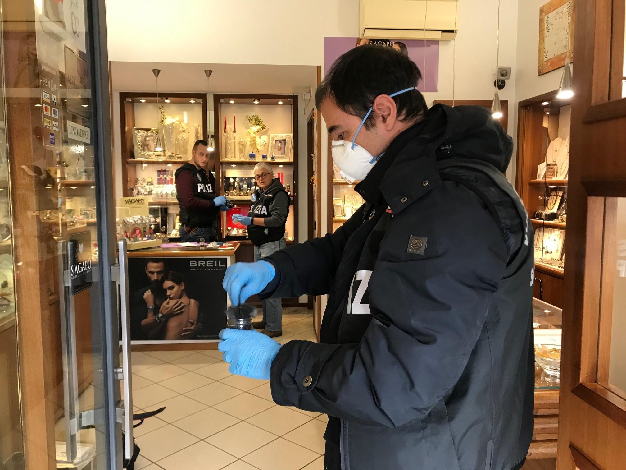 I rilievi della Polizia scientifica all'interno della gioielleria