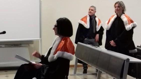 Coronavirus, i prof nell’aula gli studenti a casa: la festa di laurea sbarca sul web