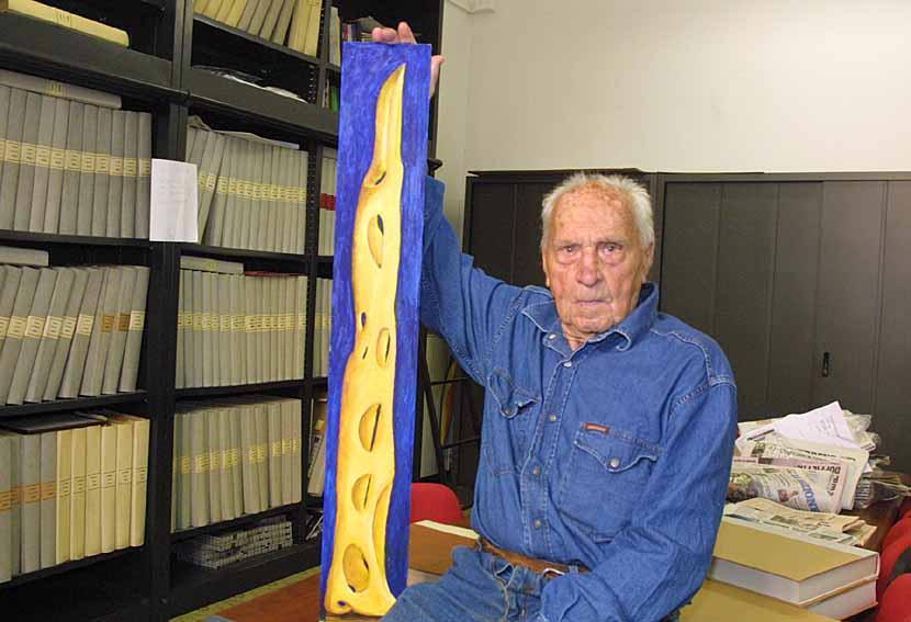 Dunchi, la lapide pronta aspetta di essere collocata sulla casa del grande artista ed eroe della Resistenza