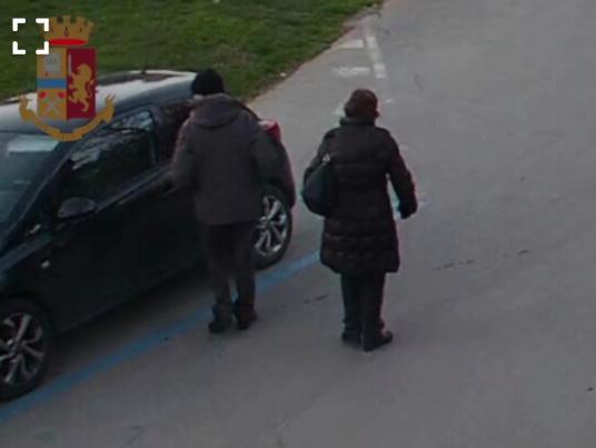I ladri "ispezionano" l'auto in sosta