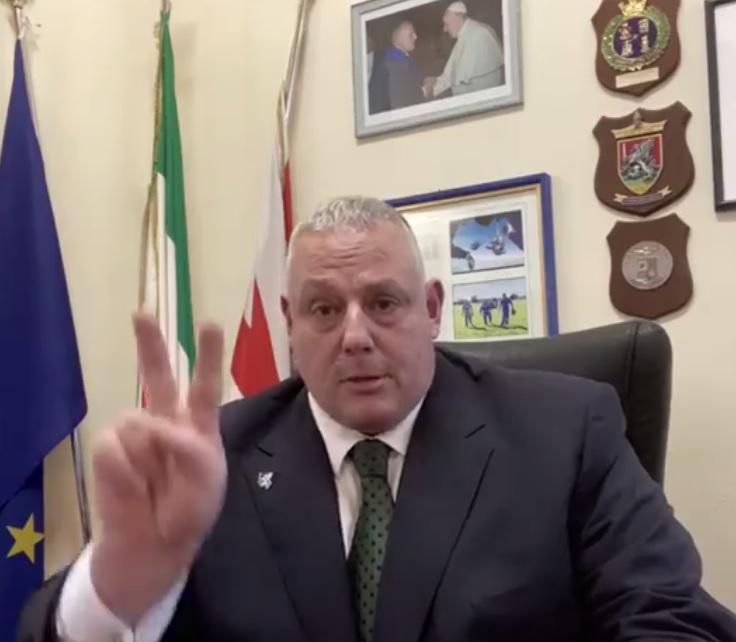 Il sindaco annuncia: "Abbattiamo i pini, mi assumo la responsabilità"