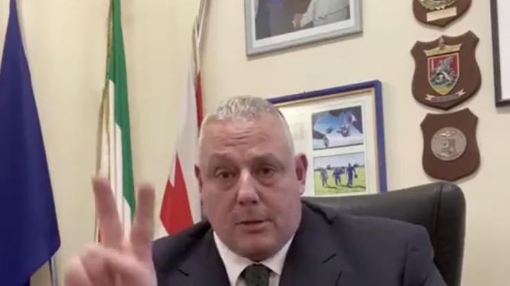 Il sindaco annuncia: "Abbattiamo i pini, mi assumo la responsabilità"