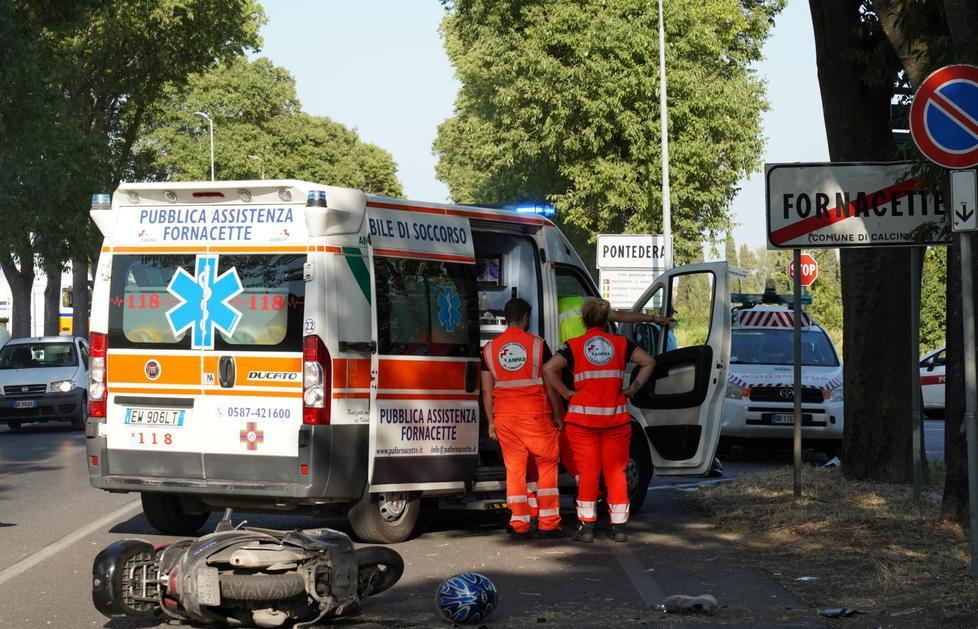 La Vespa Piaggio dell’operaio in terra e i soccorritori subito dopo l’incidente