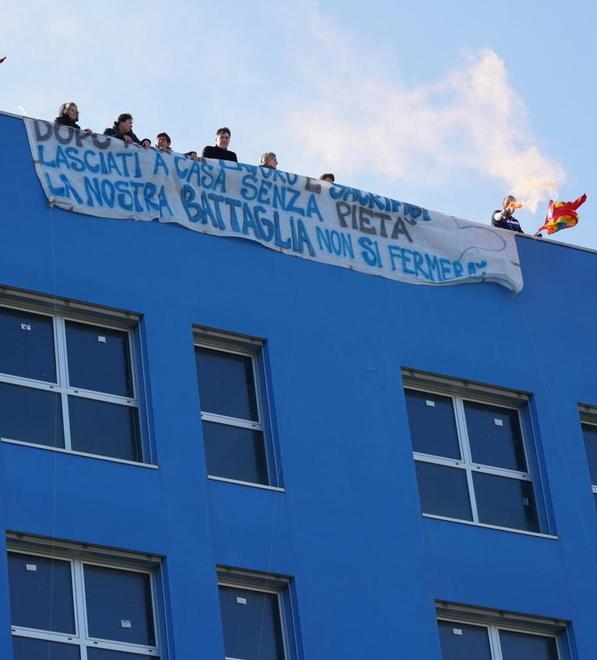 La protesta delle lavoratrici precarie della Piaggio sul tetto del palazzo blu (foto silvi)