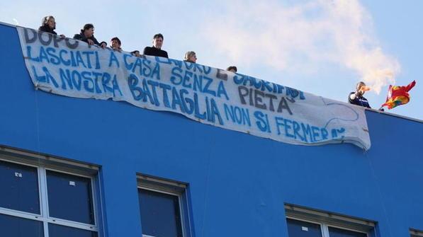La protesta delle lavoratrici precarie della Piaggio sul tetto del palazzo blu (foto silvi)