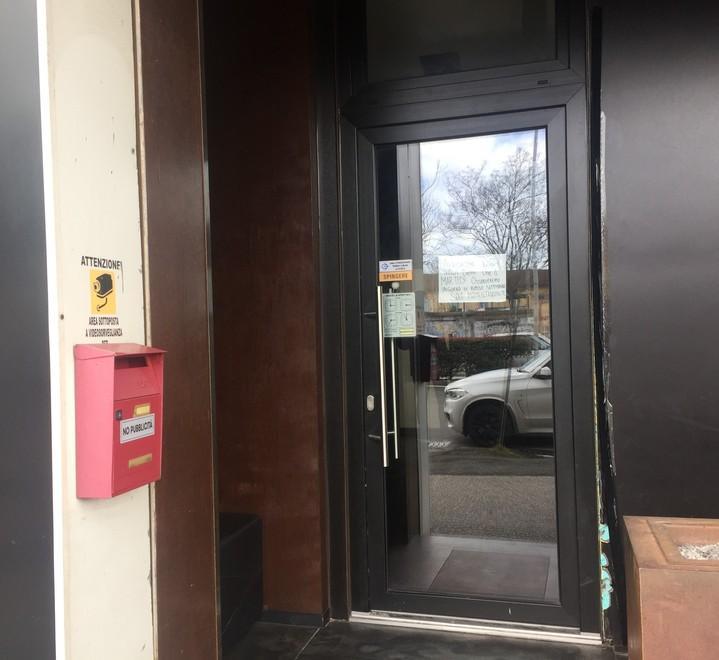 La porta danneggiata del ristorante giapponese Tokyo