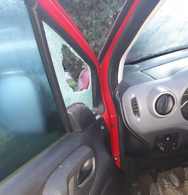 I vandali distruggono i finestrini delle auto