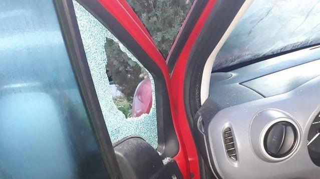 I vandali distruggono i finestrini delle auto