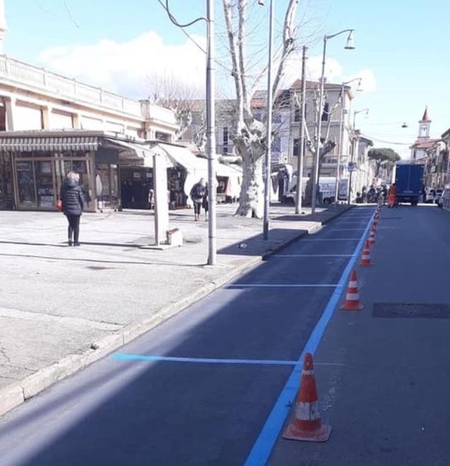 Posti auto a pagamento al posto della pista pedonale