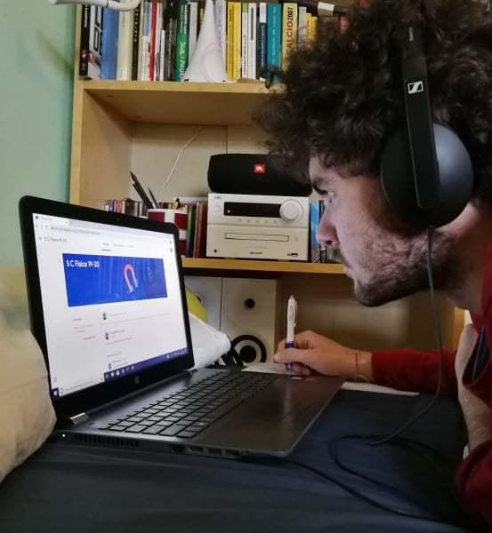 Davanti al computer in diretta da casa «Così mi preparo» 