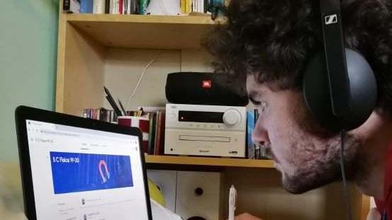 Davanti al computer in diretta da casa «Così mi preparo»