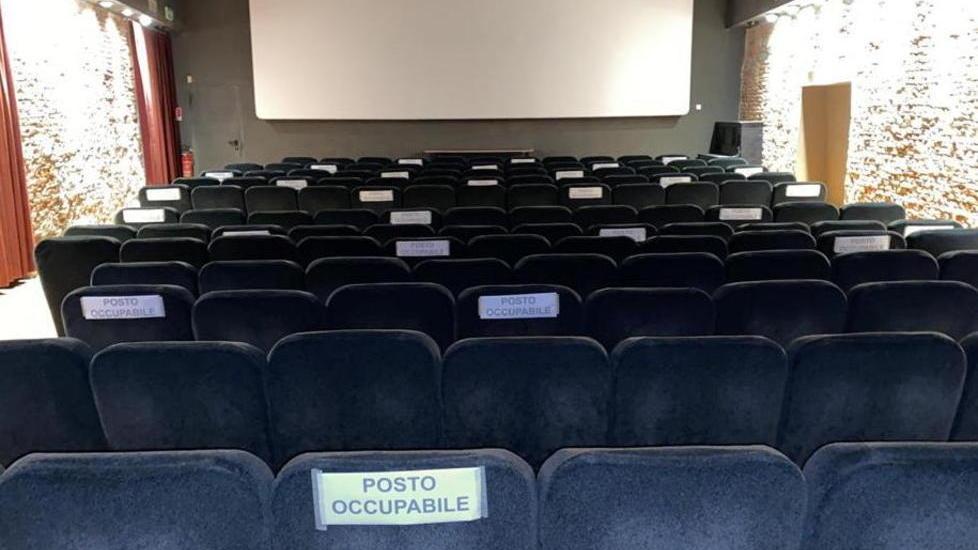 Al cinema e al museo ma solo rispettando la distanza minima