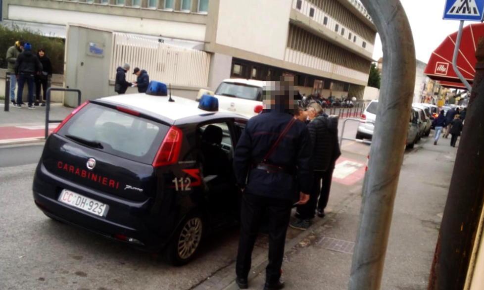Riconosce la giovane che lo ha rapinato e chiama i carabinieri