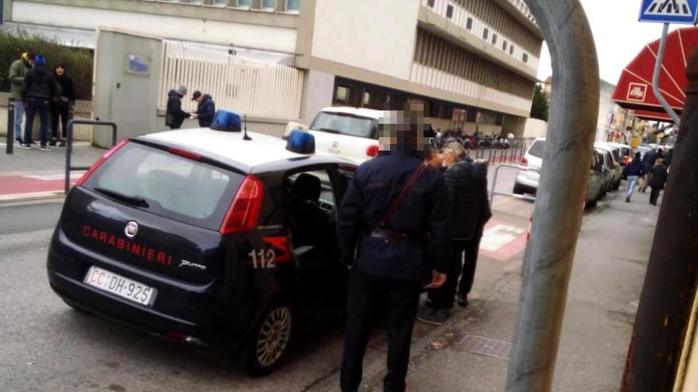 Riconosce la giovane che lo ha rapinato e chiama i carabinieri