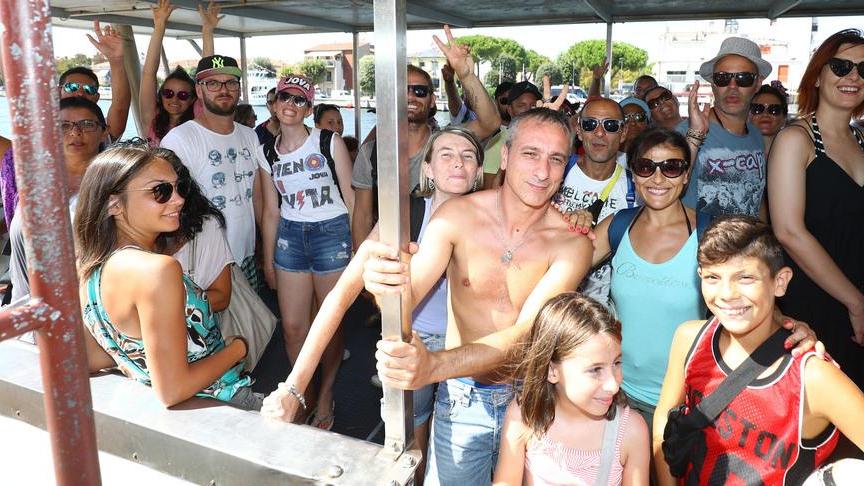 Traghetto, proteste per la puzza «Nessuna perdita»