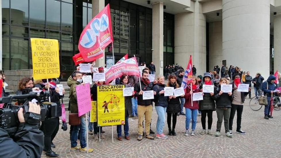 Gli educatori delle coop «Debelliamo il virus e la nostra precarietà»