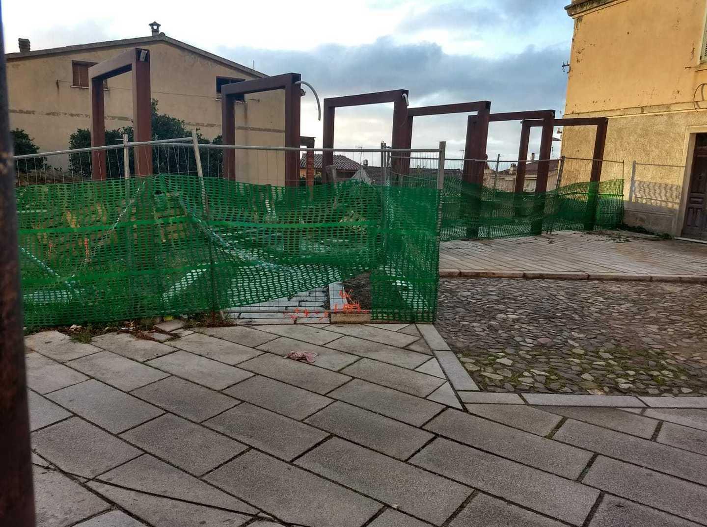 «In piazza Quartieri lavori fermi da due anni» 
