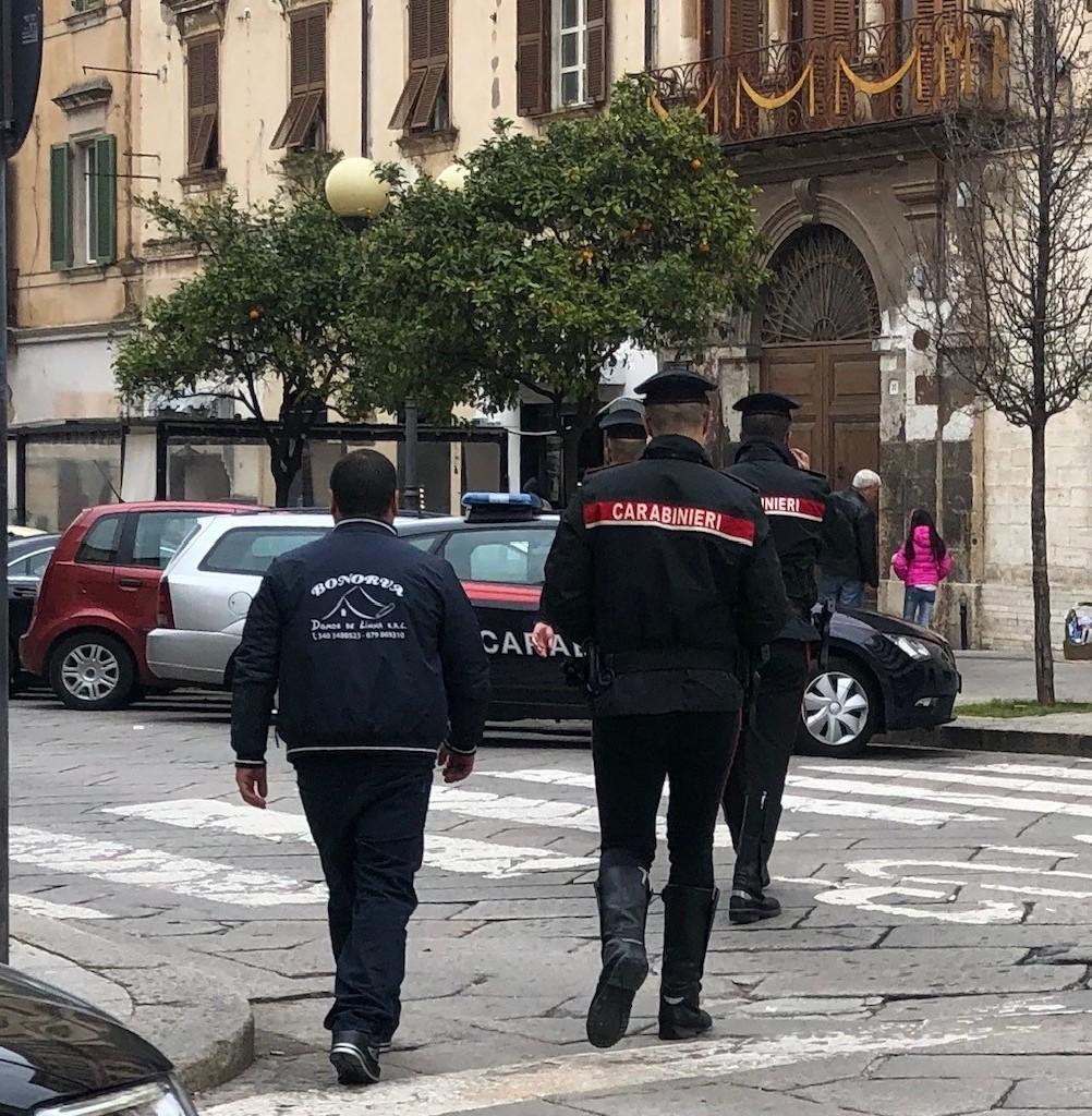 Ruba un’auto ed esce di strada i carabinieri lo arrestano