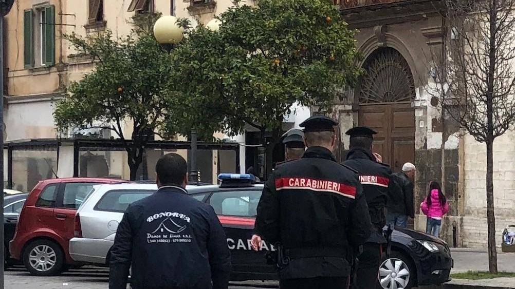 Ruba un’auto ed esce di strada i carabinieri lo arrestano