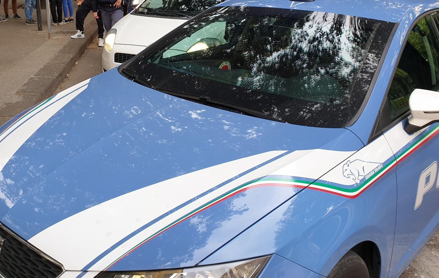 Sassari, nonno maltratta il nipote e cade: «È finito a terra perché qualcuno l’ha colpito» 