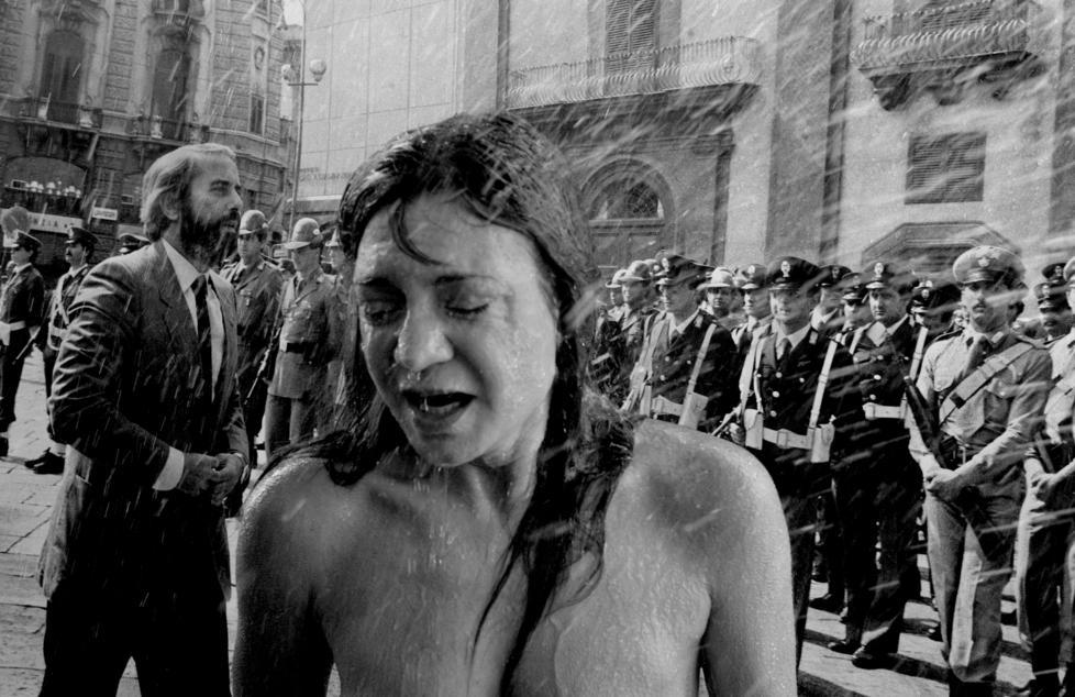 La fotografa combattiva che racconta vita e mafia a Palermo 