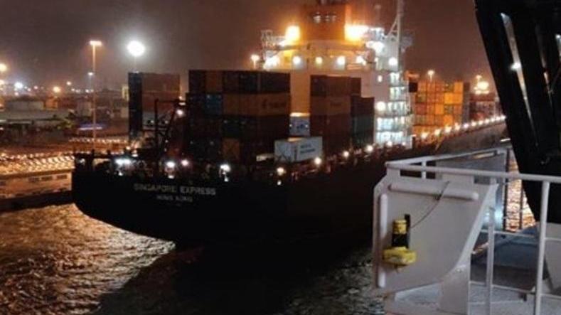 La Singapore Express in mezzo alla Darsena Toscana subito dopo aver rotto gli ormeggi (Federico Cecchini)