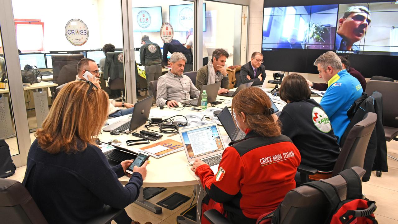In primo piano il comitato regionale e, alle sue spalle, la sala della Cross