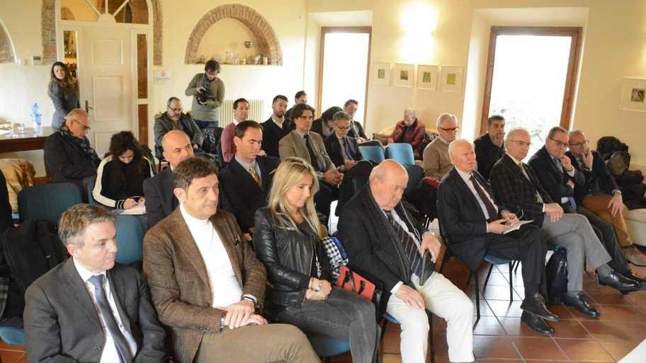 Il pubblico all'illustrazione dell'accordo