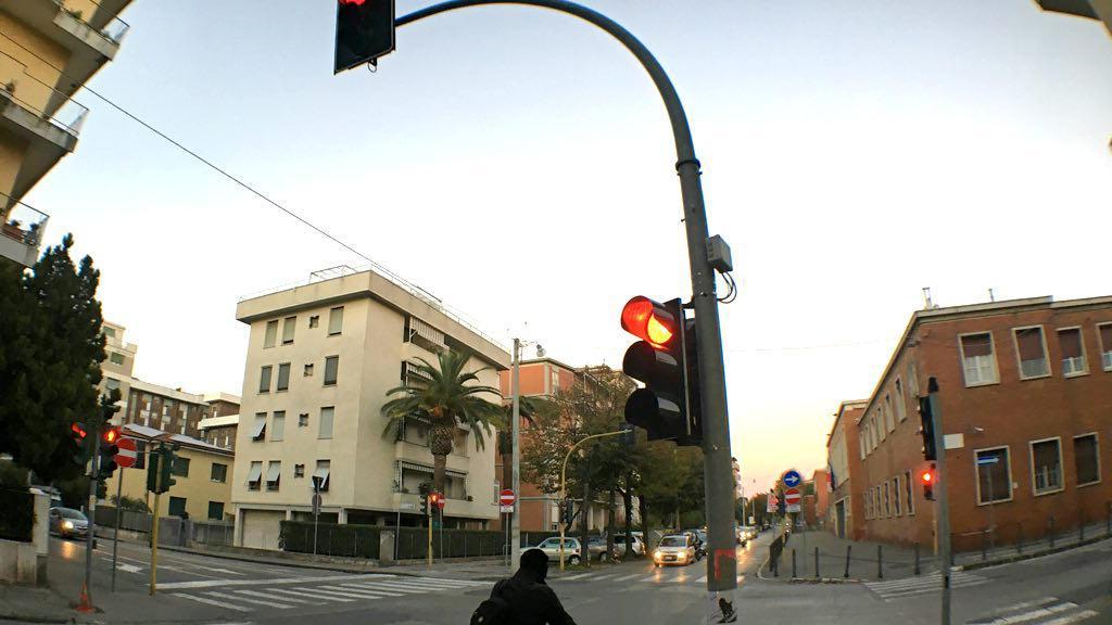 Il semaforo fra via Redi e viale Mameli (foto d'archivio)