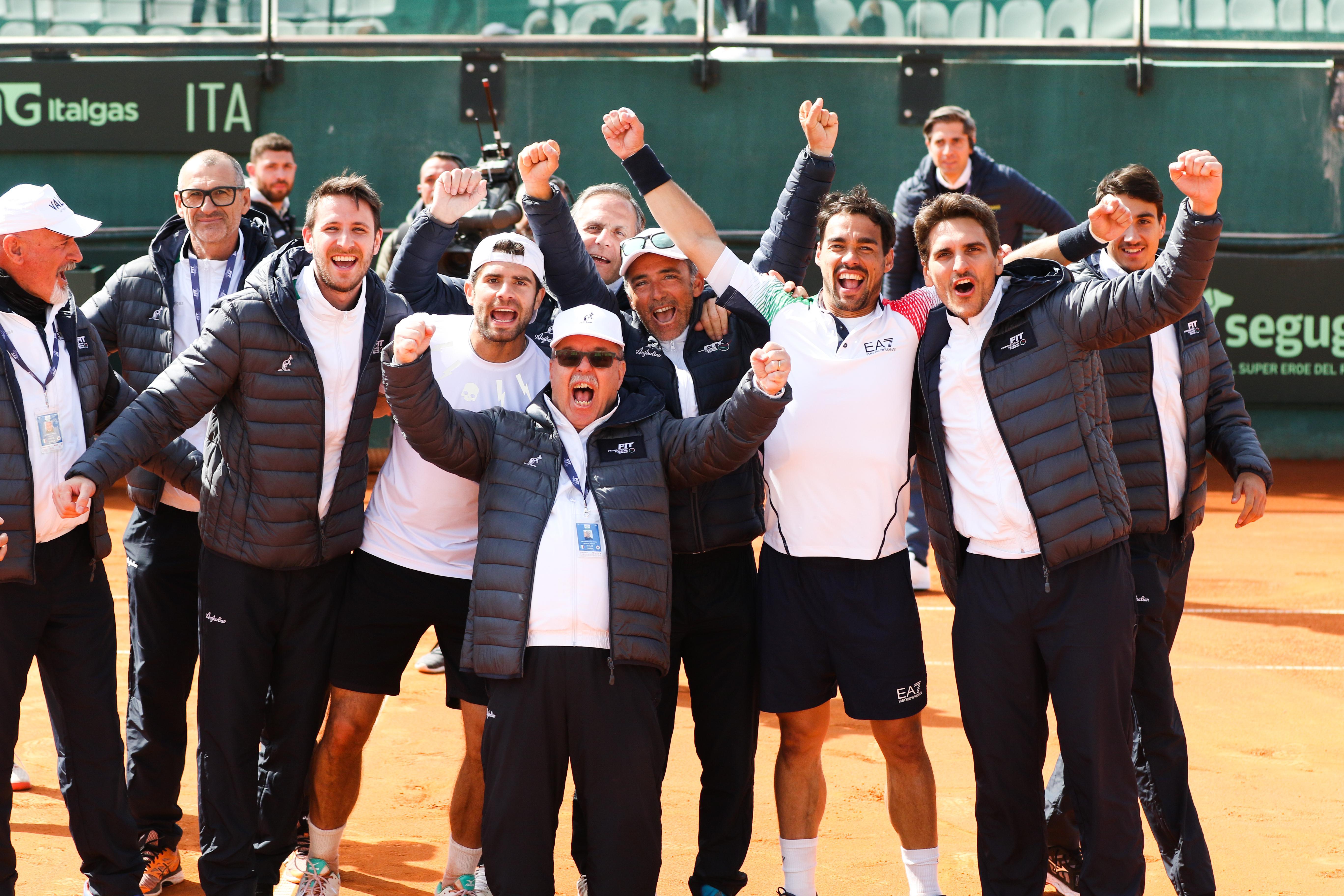 L'esultanza del team azzurro dopo il successo del doppio Fognini-Bolelli che ha sancito la vittoria dell'Italia sulla Corea c(foto rosas)
