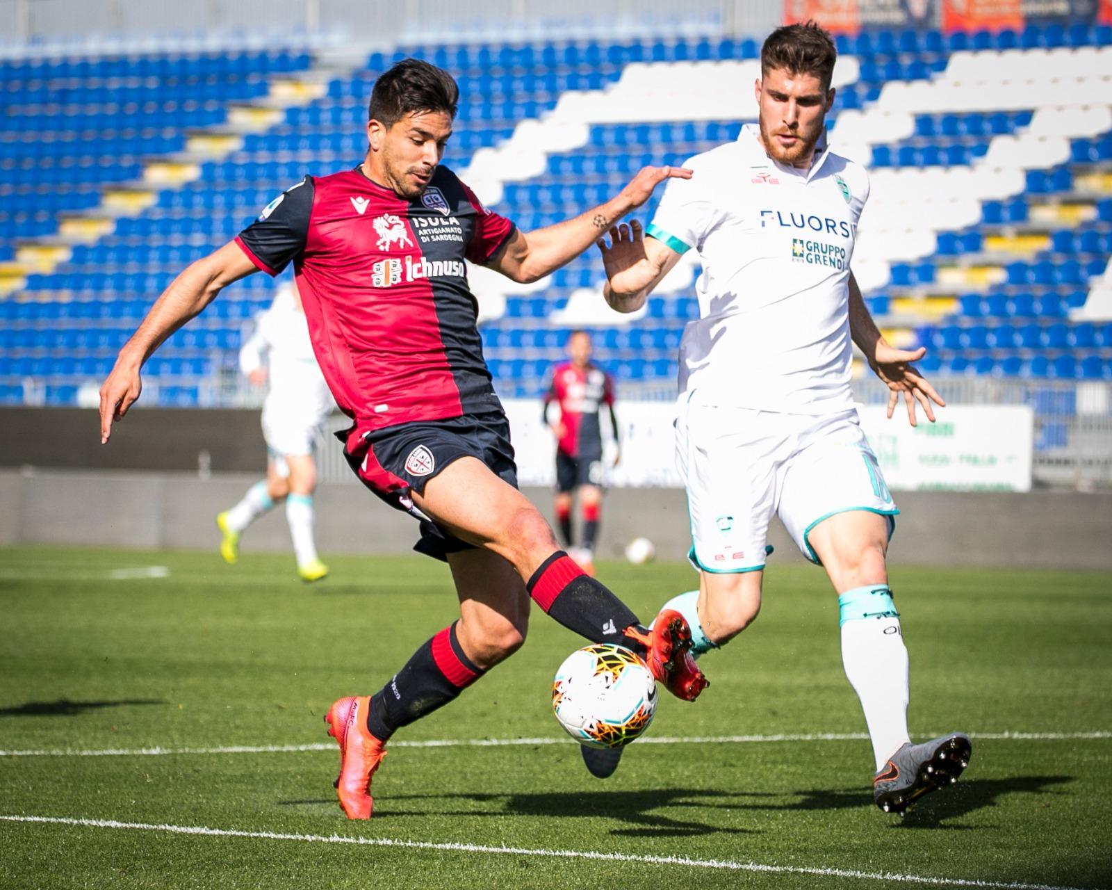 Giovanni Simeone del Cagliari e Giorgio Altare dell'Olbia