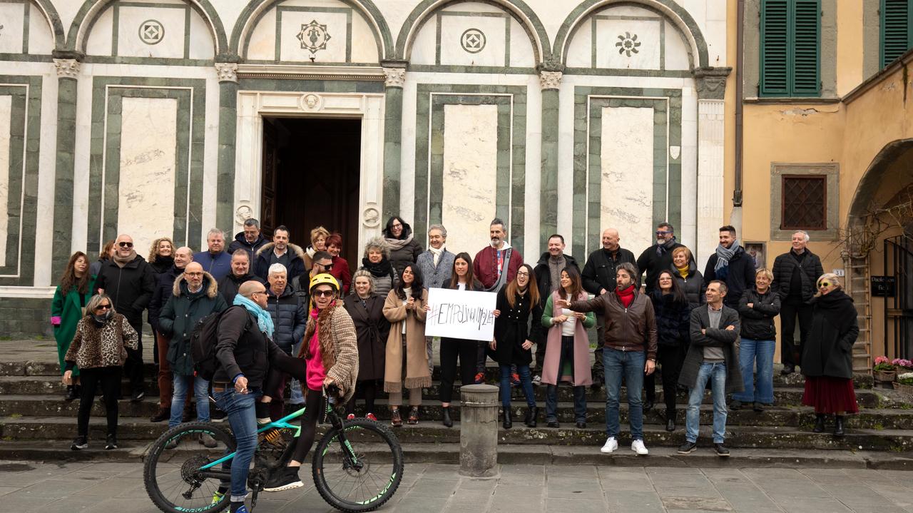 Un momento della manifestazione organizzata venerdì mattina in piazza Farinata degli Uberti dai commercianti del centro storico (foto Sestini)