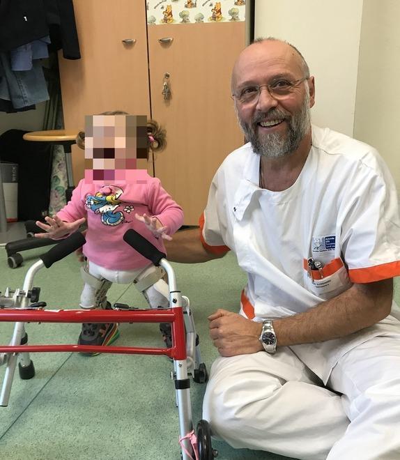 La piccola Jo insieme ad un infermiere dell’Azienda Ospedaliero-Universitaria Pisana