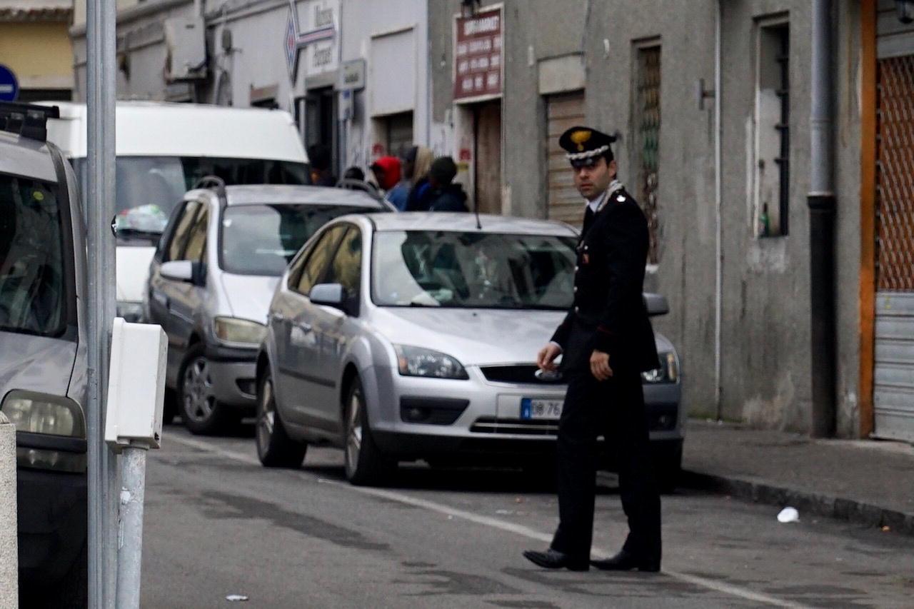 Carabinieri durante un controllo a Livorno (foto d'archivio)