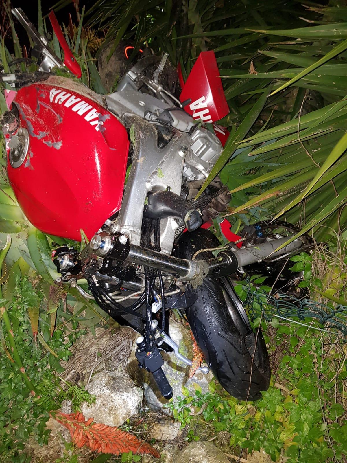 La moto coinvolta nell'incidente sulla Porto Torres-Sassari (foto Ivan Nuvoli)